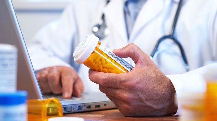 De arts schrijft een medicijn voor prostatitis voor